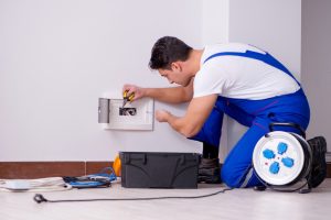 שירות מקבלן מקצועי – מיומנות, בטיחות ושירות בעיר שלא עוצרת עם קבלן חשמל בתל אביב