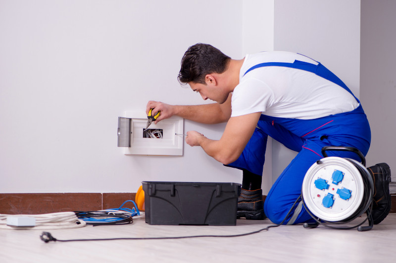 שירות מקבלן מקצועי – מיומנות, בטיחות ושירות בעיר שלא עוצרת עם קבלן חשמל בתל אביב